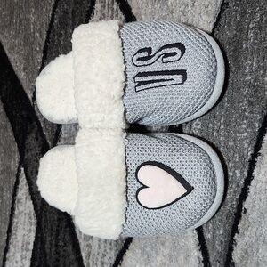 VICTORIA SECRET 2016 EMBROIDERED GRAY KNIT SHERPA LINED SLIPPERS MEDIUM